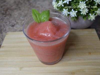 how to make a strawberry slushie or frozen strawberry lemonade - recipe - organicbiomama.com